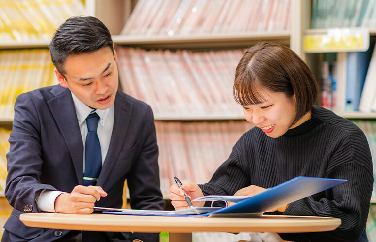 学生の相談に乗る講師