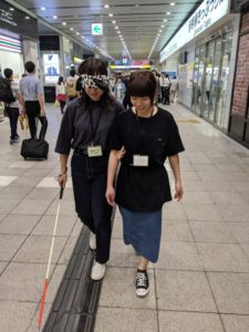 作業療法士学科　白杖を使っての視覚障害者体験