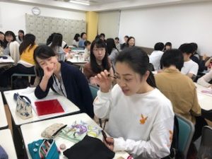 視能訓練士学科１年制　ブラインドメイクに挑戦！