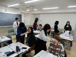 言語聴覚士学科　運動性構音障害の授業で検査演習