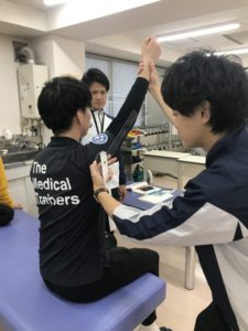 理学療法士学科　検査測定実習前の練習風景