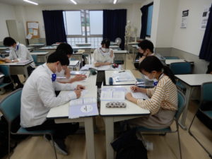 言語聴覚士学科　協同学習で知識の落とし込み