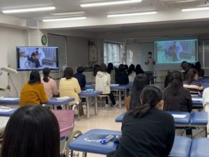 視能訓練士学科３年制　車いす授業