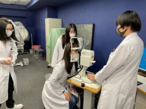 視能訓練士学科１年制　卒業生が検査練習で来校！