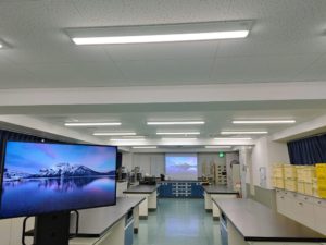 基礎医学教室に、新しくプロジェクターを設置しました！