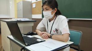 視能訓練士学科１年制　視能検査学Ⅰの遠隔授業の様子