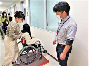 視能訓練士学科　3年制　『授業風景　 ～ＡＥＤ操作・車椅子操作研修～ 』