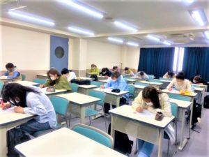 視能訓練士学科 ３年制　　『生理光学検定に向けて頑張っています！』