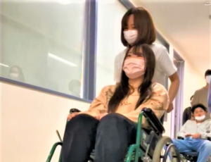 作業療法士学科　夜間部　『リハビリテーション概論Ⅰ～車椅子操作編～』