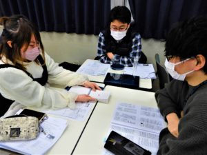 言語聴覚士学科　『1年生　成人の検査を学んでいます(^^♪』