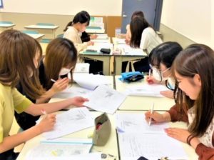 視能訓練士学科３年制　　『２年生～視覚生理学実習～』