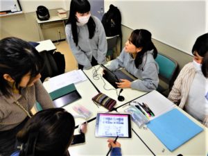 言語聴覚士学科　「1年生　ことばを視覚的に分析してます」