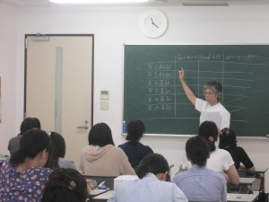 視能訓練士学科1年制　「視能矯正学総論」で眼球運動の授業中！