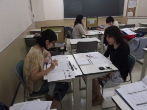 言語聴覚士学科　１年生が検査練習を頑張っています！