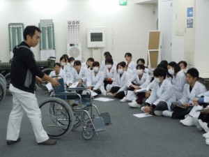 視能訓練士学科3年制　車椅子に関する特別講義