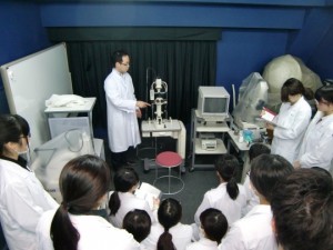 視能訓練士学科3年制　眼科医による特別講義と診察体験！