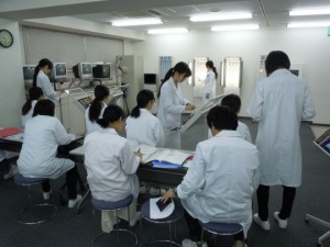 視能訓練士学科３年制　クロスシリンダー実習を行いました！