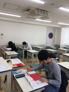 理学療法士学科　昼間部１年生　専門基礎テストに向けて勉強中！