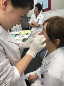 視能訓練士学科３年制　「涙液検査実習」の様子を紹介します！