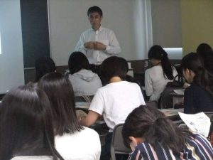 視能訓練士学科１年制　コンタクトレンズの講義を受けました！