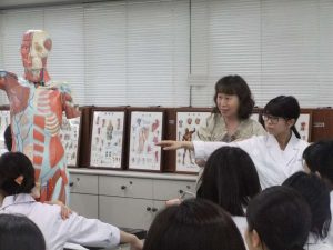 視能訓練士学科１年制　「解剖生理学」の授業を紹介します！