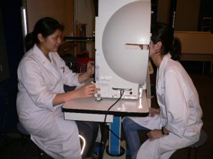 視能訓練士学科１年制　「視野検査」の実習を行いました！