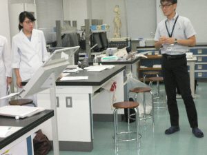 視能訓練士学科１年制　コンタクトレンズの実習を行いました！